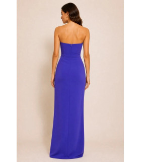 Vestido sin tirantes con abertura en la pierna