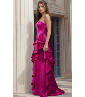 Vestido de satén fucsia sin tirantes con volantes en cascada