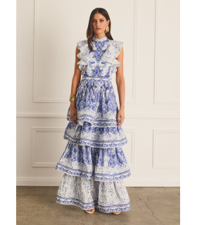 Vestido con volantes, cuello alto y falda escalonada