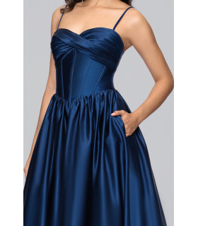 Vestido con escote corazón y tirantes finos.