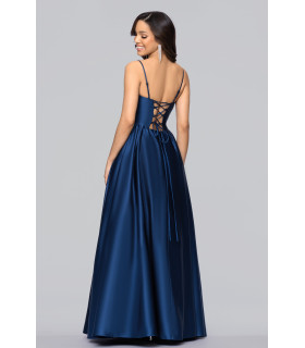 Vestido con escote corazón y tirantes finos.