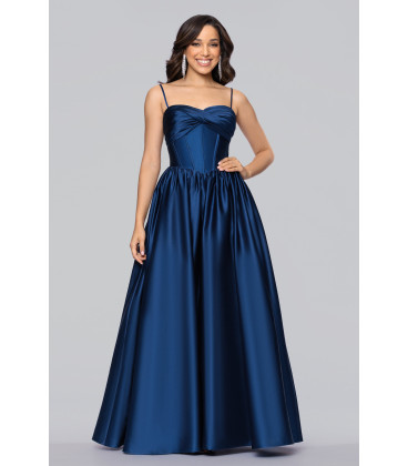 Vestido con escote corazón y tirantes finos.