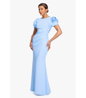 Vestido de cuello alto, flor en el hombro, fruncido en el estómago y la espalda