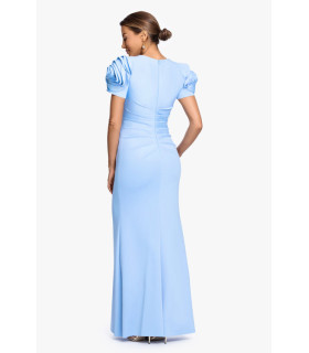 Vestido de cuello alto, flor en el hombro, fruncido en el estómago y la espalda