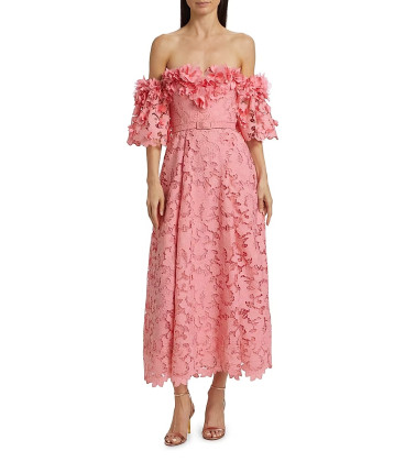 Vestido de encaje con los hombros descubiertos
