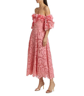 Vestido de encaje con los hombros descubiertos