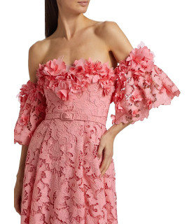 Vestido de encaje con los hombros descubiertos