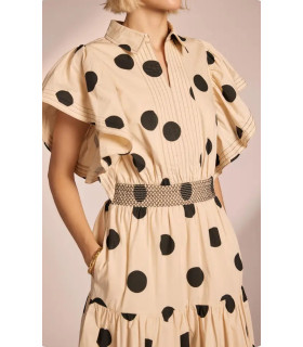 Vestido de lunares con mangas cortas estilo mariposa