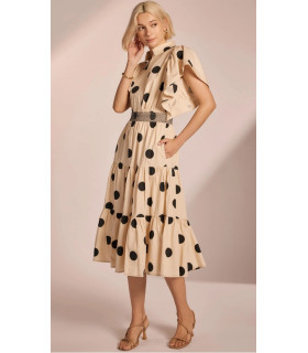 Vestido de lunares con mangas cortas estilo mariposa