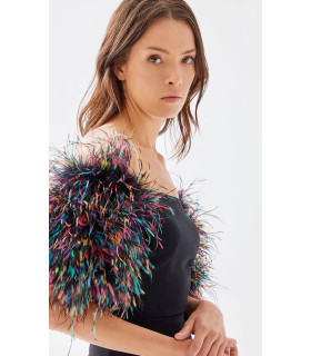Vestido off shoulders con plumas multicolor