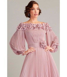 Vestido plisado con hombros descubiertos y flores en 3D en el escote