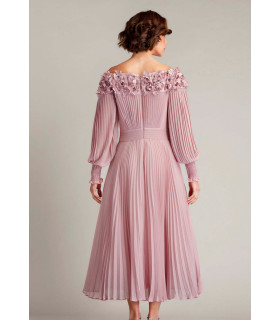 Vestido plisado con hombros descubiertos y flores en 3D en el escote