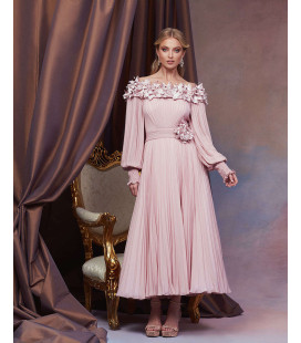 Vestido plisado con hombros descubiertos y flores en 3D en el escote