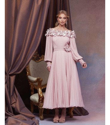 Vestido plisado con hombros descubiertos y flores en 3D en el escote