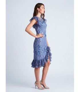 Vestido con escote redondo cerrado, mangas y ruedo asimétrico con volantes