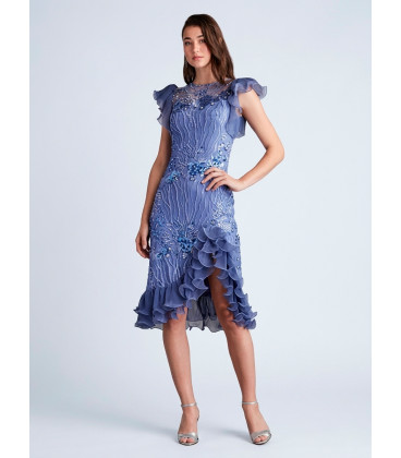 Vestido con escote redondo cerrado, mangas y ruedo asimétrico con volantes