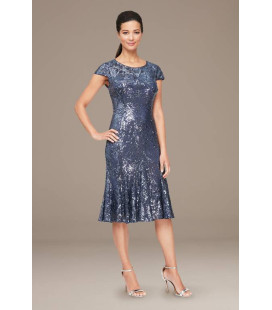 Vestido midi de lentejuelas con corte entallado y falda acampanada