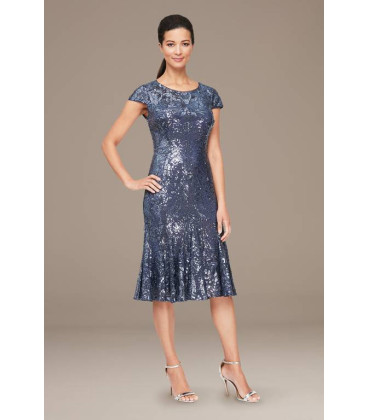 Vestido midi de lentejuelas con corte entallado y falda acampanada
