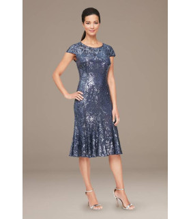 Vestido midi de lentejuelas con corte entallado y falda acampanada