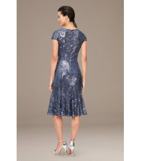 Vestido midi de lentejuelas con corte entallado y falda acampanada