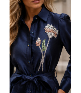 Vestido de corte A con cuello clásico y flor de pedrería.
