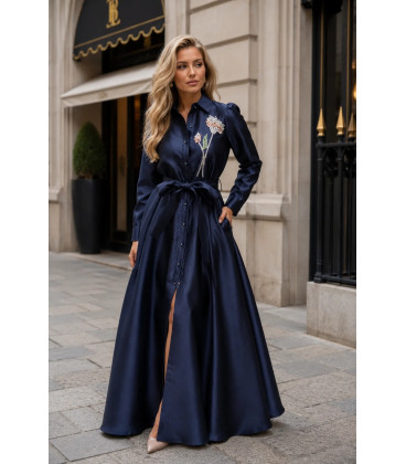 Vestido de corte A con cuello clásico y flor de pedrería.