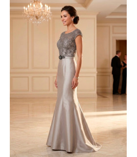 Vestido estilo sirena con corpiño de encaje y mangas cortas