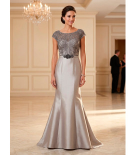Vestido estilo sirena con corpiño de encaje y mangas cortas