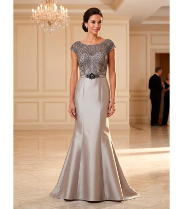 Vestido estilo sirena con corpiño de encaje y mangas cortas