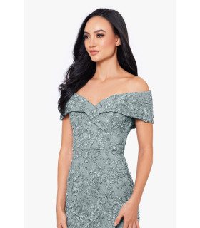 Vestido de encaje con hombros descubiertos