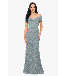 Vestido de encaje con hombros descubiertos