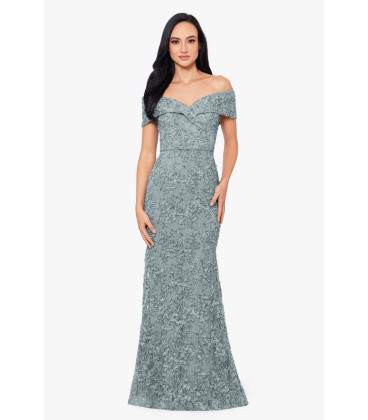 Vestido de encaje con hombros descubiertos