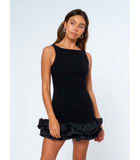 Vestido con silueta estilizada y un llamativo dobladillo con volantes