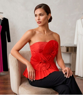 Blusa strapless con diseño de aspirales en la zona frontal