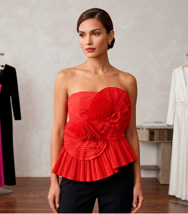 Blusa strapless con diseño de aspirales en la zona frontal