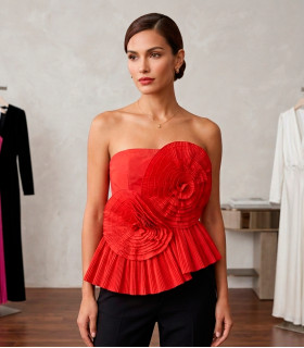 Blusa strapless con diseño de aspirales en la zona frontal