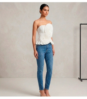 Blusa strapless con diseño de aspirales en la zona frontal