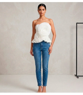 Blusa strapless con diseño de aspirales en la zona frontal
