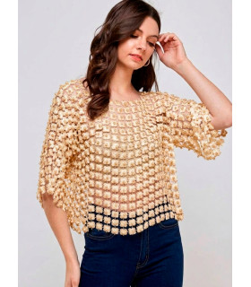 Blusa calada con apliques florales en 3D y perlas