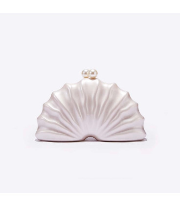 Bolso acrílico con forma de concha y cierre de perlas