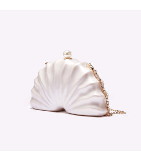 Bolso acrílico con forma de concha y cierre de perlas