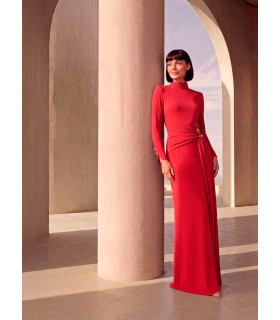 Vestido de cuello alto con mangas largas y botones en forma de flor
