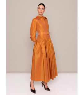 Classic shirt dress with three-quarter sleeves and turned-down cuffs, in a formal style