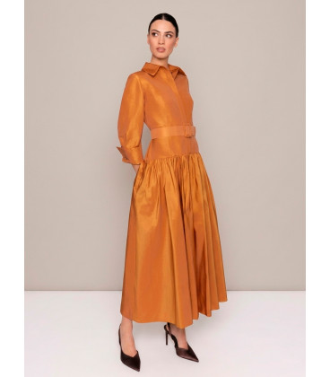 Vestido camisero clásico con mangas tres cuartos y puños vueltos, de estilo formal