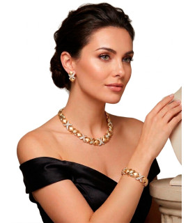 Conjunto de collar, pendientes y pulsera con un diseño de eslabones que presenta el clásico motivo "X" y "O"