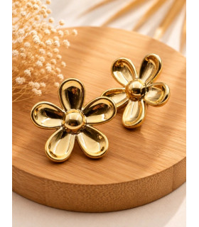 Golden Daisy Pendant.