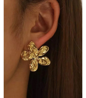 IRREGULAR GOLDEN FLOWER EARRINGS.