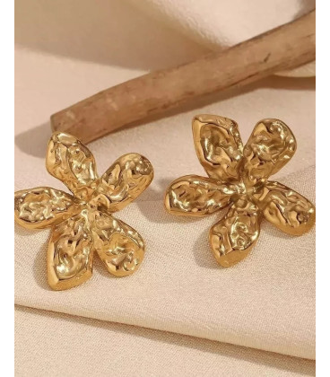IRREGULAR GOLDEN FLOWER EARRINGS.