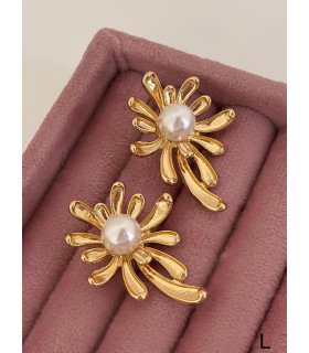 Gold Flower Earrings with Pearl.