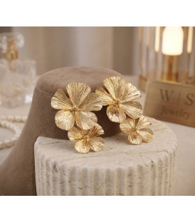 Pendientes Dorados con Diseño Colgante de Flor.
